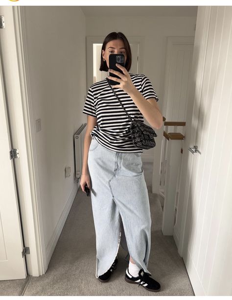 Striped Tshirt Outfits, Styling Skirts, Maxi Denim Skirt, Striped Tshirt, Denim Maxi Skirt, Tshirt Outfits, Striped Shirt, T Shirt Top, Denim Skirt