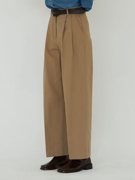 Editor's Notes ELLIOTI is a casual chic brand inspired by leisure wear from the 1960s.- Wide fit two tuck chino pants- Moderately thick cotton twill fabric used- Good to match with any casual or formal looks- Great to wear for all year aroundMeasurements(in.)S / M- Waist: 13.39 in. / 14.17 in.- Hip: 18.31 in. / 19.29 in.- Rise: 14.17 in. / 14.37 in.- Thigh: 12.99 in. / 13.58 in.- Hem: 9.45 in. / 9.84 in.- Total Length: 40.94 in. / 41.34 in.*Model Size: Height 5' 58" / Bust 31.50 in. / High Waisted Pants Men, 80s Mens Pants, Felix Costume, Chino Pants Men Outfits, Formal Pant Style, 1960s Mens Fashion, Korean Pants, Brown Slacks, 70s Look