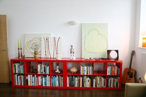 Robb and Jamie's Schoolhouse Flat Red Bookshelf, Small Guest Rooms, Red Shelves, Flat House, Ikea Expedit, Islington London, Vintage Homes, House Cats, 2 House