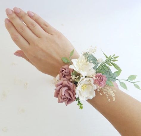 Corsage White, Flower Wrist Corsage, Homecoming Corsage, Bridesmaid Corsage, Sentimental Wedding, Rose Corsage, Blush Bridesmaids, Dusty Rose Wedding, Corsage Prom