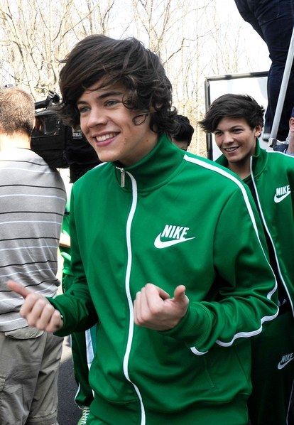 March 17 2012 Harry Styles Green, Harry Green, Oppa Gangnam Style, Gambar One Direction, Harry Styles Tattoos, Vogue British, Harry 1d, Nike Tracksuit, Evolution Of Fashion