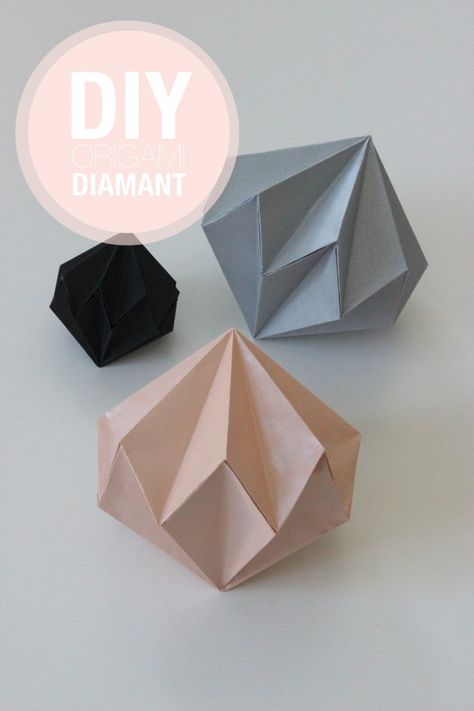 3 DIY de Noël en origami - Plumetis Magazine Diy Origami Decor, Diy Origami Home, Diy Origami Home Decor, Origami Decor, Origami Home Decor, Origami Diamond, Paper Diamond, Origami Ornaments, Origami And Kirigami