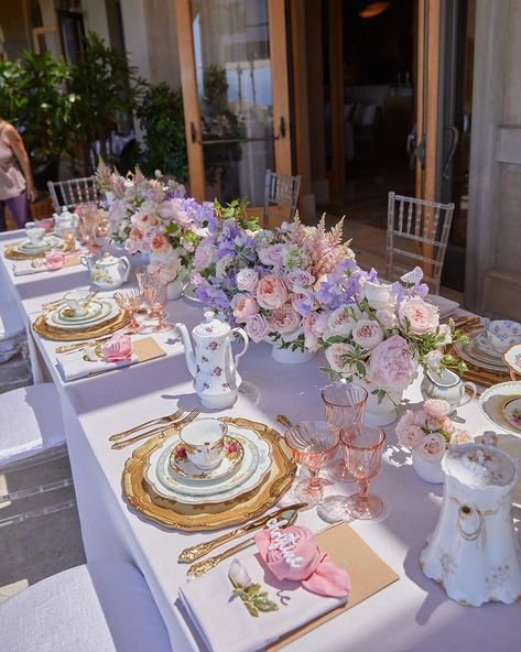 Bridgerton Bridal Shower Table Setting, Soft Wedding Decorations, Pastel Floral Table Arrangements, Tea Party Plates Table Settings, Outdoor Floral Party, Regency Table Settings, Bridal Tea Party Table Setting, Feminine Dinner Party, Bridgeton Bridal Shower Theme