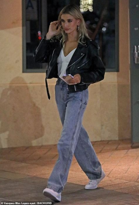 Brunette Style Outfits Winter, Celeb Jeans Outfit, Wedding Social Outfit, Hailey Bieber Style Jeans, Hailey Bieber Style Night Out, Hailey Baldwin Street Style Winter, Hailey Baldwin Jeans, Celeb Night Out Outfits, Suit Vest Street Style