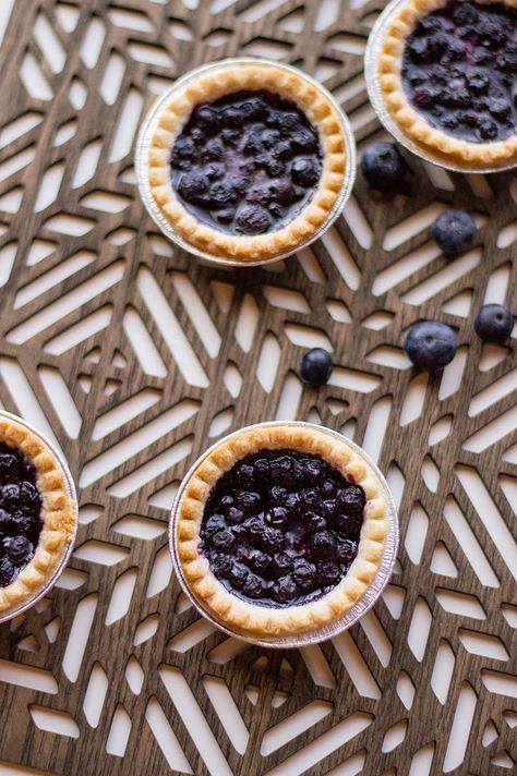 Easy Blueberry Pie Recipe, Mini Blueberry Pies, Blueberry Pies, Mini Pie Maker, Easy Blueberry Pie, Blueberry Pie Recipe, Mini Tart Recipes, Mini Pie Recipes, Dessert Mini