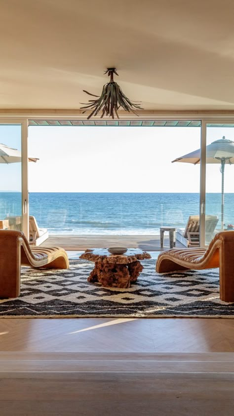 Malibu Beach House | Proper Hotels and Residences Beach House California Malibu, Best Beach Houses, Beautiful Homes By The Sea, Beach House Hawaii Interior Design, Ultra Modern Beach House, Beautiful Beach Houses Coastal, Zen Beach House, Beachside House Interior Design, Elle Home Decor