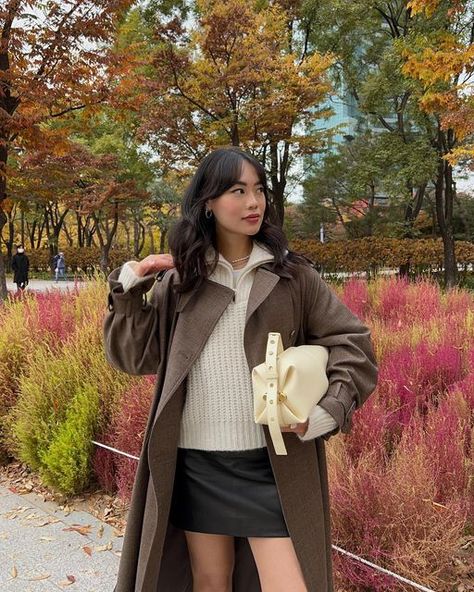 Autumn Outfits In China, Seoul Outfits Fall, Autumn Leaves Outfit, Seoul Fall Aesthetic, Autumn Outfit Korea, Autumn Outfits In Korea Seoul, Korea Autumn Aesthetic, Autumn In Korea Outfit, Seoul Autumn Outfit