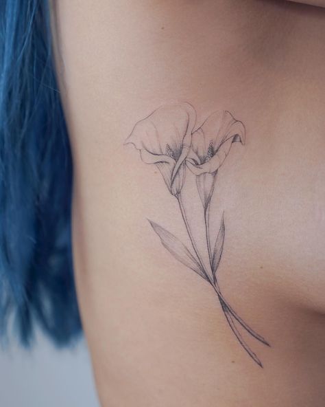 My favorite flower. Love this placement Botanical Tattoo Placement, Calla Lily Tattoo Color, Calilily Flower Tattoo, Peace Lily Tattoo Design, Canna Lily Tattoo, Alcatraz Flower Tattoo, One Needle Tattoos, Calilily Tattoo, Single Stem Flower Tattoo