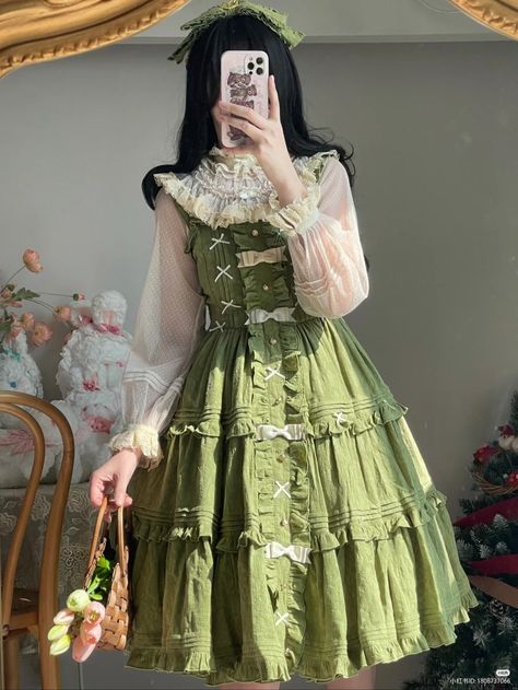 Cute Frilly Dresses, Green Cottagecore Dress, Cute Feminine Outfits, Frog Dress, Retro Fashion Outfits, Girl Fashion Style, Frilly Dresses, Old Fashion Dresses, Dress Cottagecore