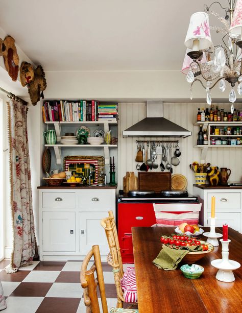 Cleaning White Sheets, Flea Market Furniture, Lucinda Chambers, Checkered Floor, Nora Ephron, London Kitchen, Freestanding Kitchen, Classic Kitchen, London House