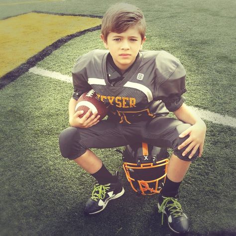 Football picture ideas. Peewee football. Football Picture Ideas, Girls Playing Football, Peewee Football, Baby Football, Childhood Pictures, Dream Future, Football Baby, Football Photos, Football Kids