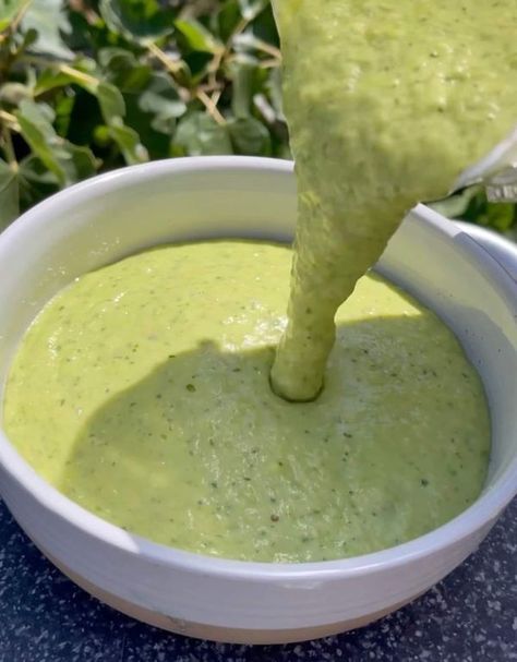 Green Salsa Recipe Tomatillos, Spicy Salsa Recipe, Avocado Tomatillo Salsa, Green Salsa Recipe, Mexican Avocado, Avocado Salsa Recipe, White Bean Soup Recipes, Mild Salsa, Slow Cooked Chicken