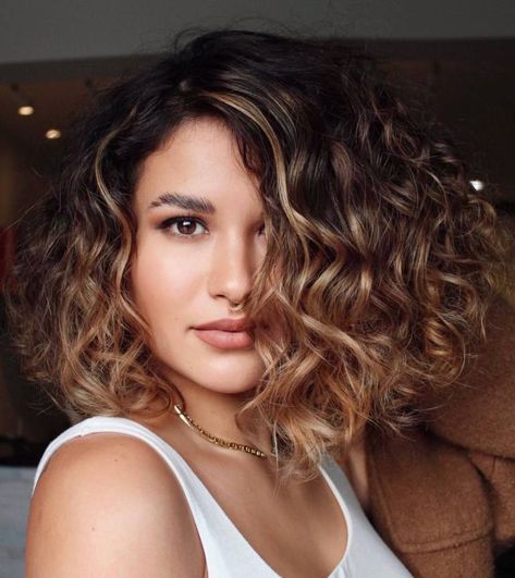 Curly Lob Haircut, Round Face Curly Hair, Cabello Aesthetic, Medium Curly Haircuts, Balayage Blond, Copper Blonde, Fall Hair Cuts, Pixie Haircut For Thick Hair, Colored Curly Hair