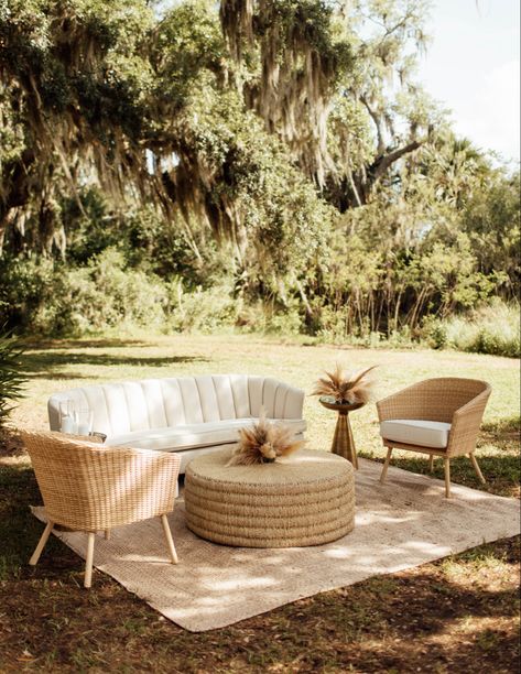 Outdoor lounge area Wedding of @rachellsoles #pampas #pampasgrasswedding Lounge Area Wedding, Outdoor Wedding Seating, Wedding Lounge Seating, Wedding Lounge Furniture, Wedding Lounge Area, Salas Lounge, Boho Lounge, Boho Sofa, Outdoor Lounge Area