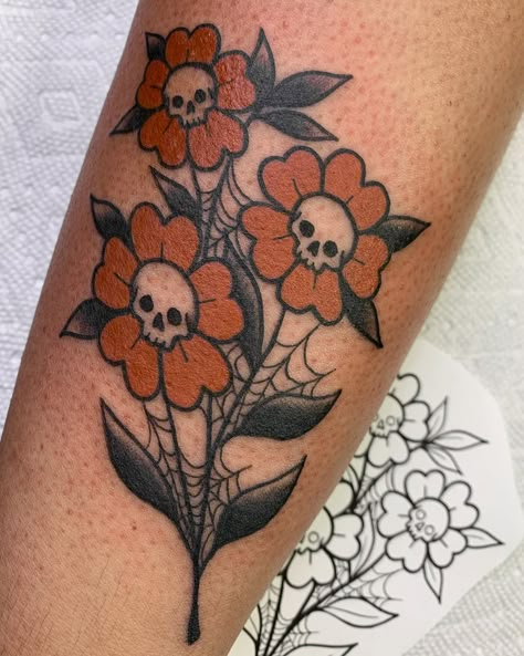 𝕰𝖑𝖑𝖊𝖓 𝕸𝖊𝖑𝖑𝖔𝖓 on Instagram: “Skull flowers for Marci 🤍 She wanted to add on some spider webs to this flash design, which honestly made it a lot cooler 🤩” Scary Tattoo Ideas, Cute Halloween Tattoos, Catrina Tattoo, Scary Tattoos, Spooky Tattoos, Tatuaje A Color, Horror Tattoo, Spooky Designs, Tattoo Flash Art