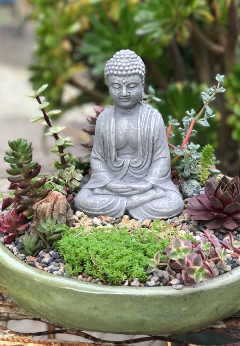 10 Creative and Calm Zen Gardens for Your Backyard Jardin Zen Miniature, Zen Garden Miniature, Garden Ideas To Make, Miniature Zen Garden, Mini Zen Garden, Buddha Garden, Zen Garden Design, Buddha Decor, Meditation Garden