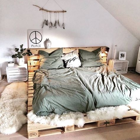 Palette Bed, Pallet Bed Frame Diy, Pallet Bed Frames, Pallet Bed Frame, Diy Pallet Bed, Minimalist Bed, Pallet Bed, Pallet Furniture Bedroom, Redecorate Bedroom