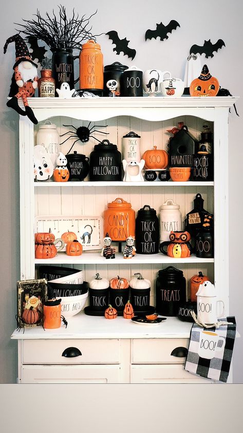 Halloween Mug Display, Rae Dunn Halloween Display, Moldes Halloween, Halloween Kitchen Decor, Classy Halloween Decor, Halloween Bedroom, Halloween Decor Ideas, Johanna Parker, Halloween Kitchen