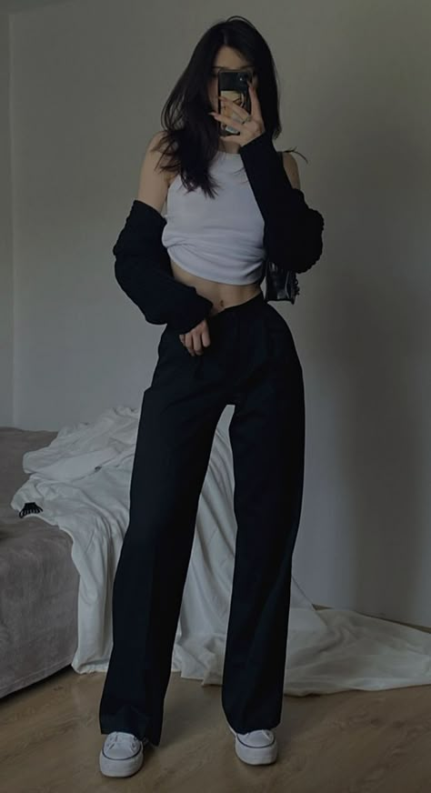 Dress Pants Aesthetic Outfit, Formal Pants Outfit Aesthetic, Pretty Outfits Pants, How To Style Black Formal Pants, Outfit Ideas For Skinnies Girl, Outfit Ideas Long Pants, Formal Dress Pants Outfit, Black College Outfits, Outfit For Skinnies Girl