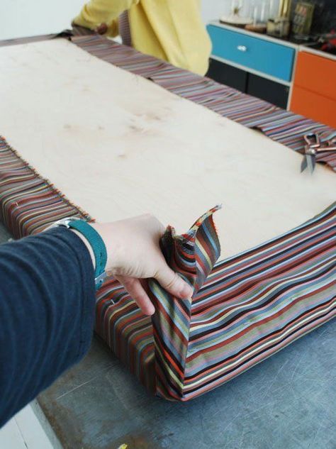 How to Make an Easy, No-Sew Cushion größeres Sitzkissen für eine Bank: Refurbished Trunk, Upholstered Trunk, Diy Bench Seat, Camper Cushions, Bench Seat Cushions, Diy Bank, Banquette Design, Sewing Cushions, Rv Makeover