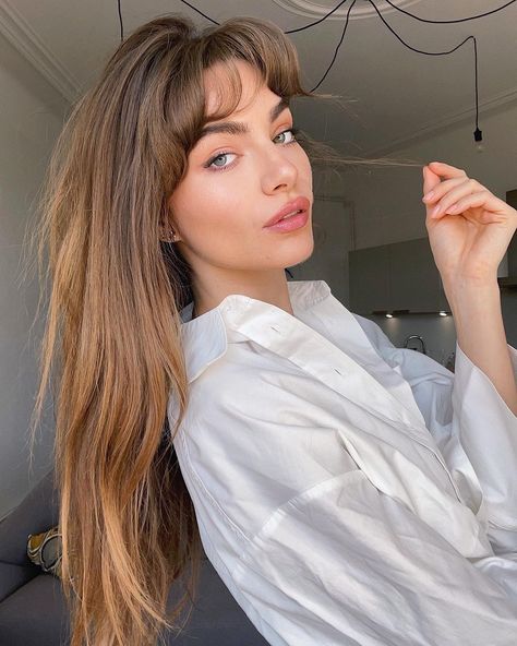 MARA 🌓 LAFONTAN on Instagram: “In one look you already knew What I never said you could read right through And we said ✨brows✨ with @ctilburymakeup #supermodelbrows…” Makup Looks, Trendy Haircuts, Haircuts For Long Hair, Barbara Palvin, Hair Color Trends, Layered Hair, Jennifer Lopez, Aspen, Aesthetic Girl