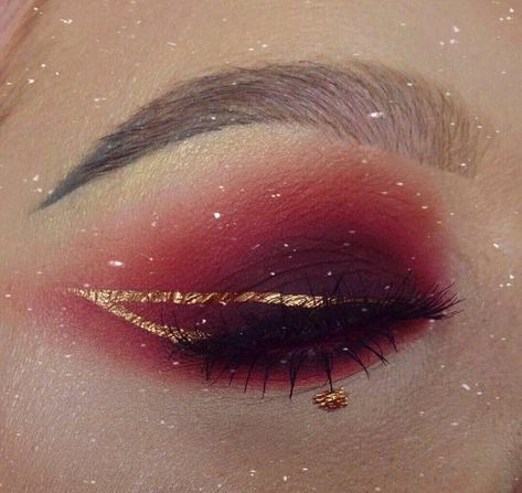 Golden graphic eyeliner Gold Eyeliner Ideas, Golden Eyeliner Look, Sparkly Red Makeup, Sun Inspired Makeup Looks, Red And Gold Makeup Looks For Prom, Gold Graphic Liner, Red Yellow Makeup, Red And Gold Eye Makeup, Gold Eyeliner Makeup