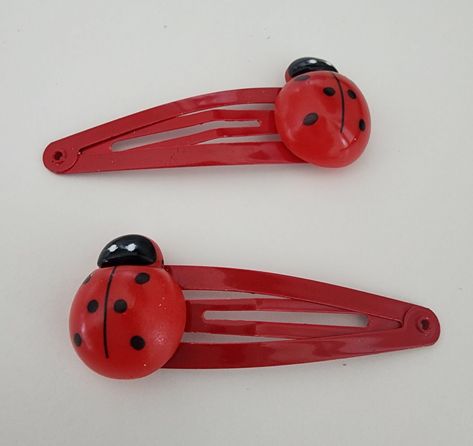 This is a set of ladybug hair clips. The hair clips are red. They are 50mm long. You will receive two clips. Super cute! Ladybug Hair Clips, Funky Hair Clips, Fun Hair Clips, Ceramic Hair Clips, Cute Barrettes, Red Hair Clips, Cute Hair Clips, Vintage Hair Clips, Blogger Girl