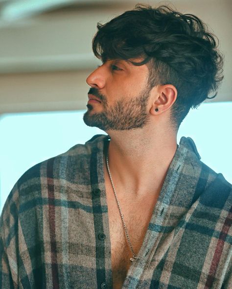 Aly Goni, Haircuts Curly, Mens Haircuts Short Hair, Prabhas Actor, Mens Hairstyles With Beard, Crop Haircut, Gents Hair Style, Mens Hairstyles Thick Hair, Drawing People Faces