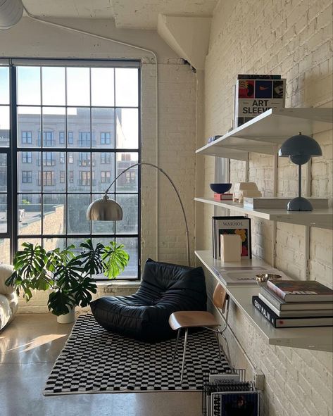 Dream Apartment Decor, Lots Of Windows, Future Apartment Decor, Flat Interior, Appartement Design, Casa Vintage, Apartment Decor Inspiration, Loft Apartment, Dream House Interior