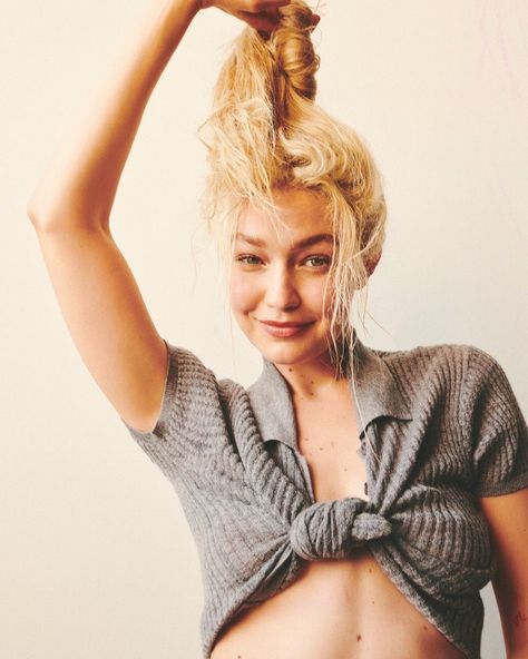 Guest In Residence, Gigi Style, Pants Accessories, Celebrity Magazines, Hadid Sisters, Dating Women, Shotting Photo, V Magazine, Gigi Hadid