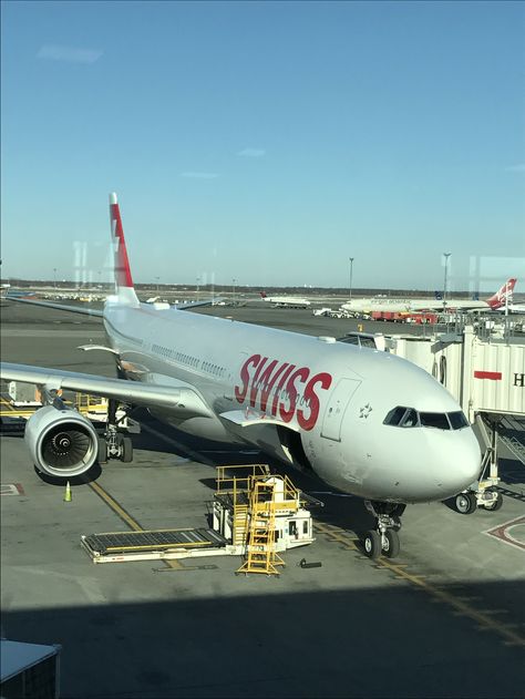 Swiss Airlines, British Airline, Airplane Wallpaper, Dubai Airport, Travel Picture Ideas, Cargo Airlines, International Airlines, Dream Career, Ranbir Kapoor