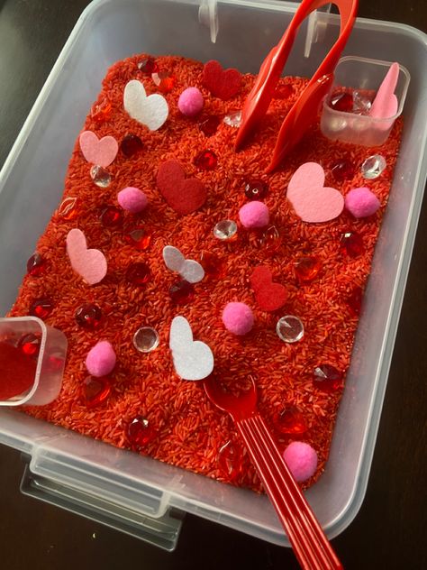 Themed sensory play bin for toddlers Baby Valentines Activities, February Sensory Bin Ideas, February Sensory Bin, Valentines Sensory Bin, Valentine Sensory Bin, Sensory Bin For Toddlers, Valentine Sensory, Seasonal Activities, Valentine Activities