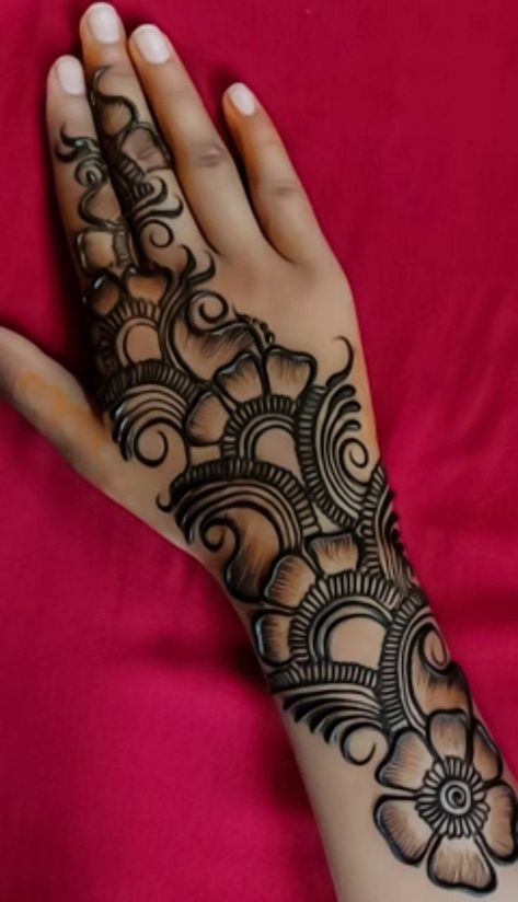 Arabic Mehandi Unique Simple, Arabic Designs Mehndi Back Hand, Mehedi Design Back Hand Simple, Arabic Design Back Hand, Back Hand Arabic Design, Basic Arabic Mehendi Designs, Arabic Mehandi Unique Back Hand, Simple Mehendi Designs For Back Hands, Full Hand Arebic Mehandi Design