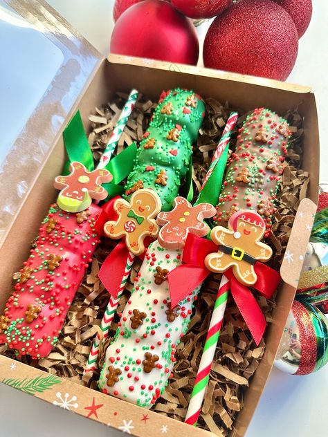 Christmas Gifts Chocolate, Christmas Eve Treats, Non Food Christmas Treats For School, Elf Candy Ideas, Christmas Diy Candy Gifts, Christmas Chocolate Spoons, Diy Christmas Chocolates, Chocolate Covered Marshmallows Christmas, Christmas Treat Boxes Ideas Diy Gifts