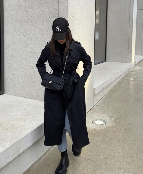 Black Long Peacoat Outfit, Black Trench Coat Outfit Street Styles, Trench Noir Outfit, Long Black Trench Coat Outfit, Outfit Trench Noir, Black Trench Coat Outfit Winter, Black Trench Coat Outfit Casual, Black Cap Outfit, Long Black Coat Outfit