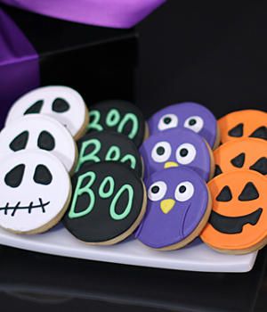 Halloween Decorated Cookies, Halloween Biscuits, Galletas Halloween, Halloween Sugar Cookies Decorated, Halloween Backen, Postres Halloween, Halloween Cookie Recipes, Halloween Cookies Decorated, Halloween Sugar Cookies