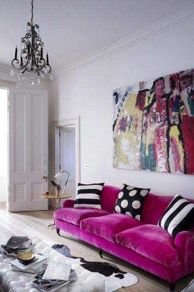 Looking for a new sofa for your home? Consider getting a colorful sofa! Here are 10 beautiful examples of how a sofa in a color can truly make a room. 10 Gorgeous Living Rooms That Will Convince You to Get a Colorful Sofa via @tipsaholic #livingroom #sofa #couch #colorful #colorfulsofa #home Pink Couches, Rosa Sofa, Bright Furniture, Neutral Sofa, Pink Living Room, Pink Sofa, Sofa Colors, Design Del Prodotto, Decoration Inspiration