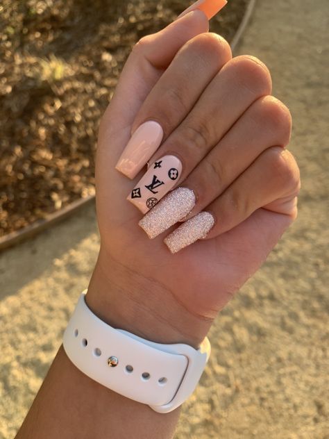 Short Louis Vuitton Nails, Louis Vuitton Nails Pink, Pink Lv Nails, Louis Vuitton Nails Acrylic, Lv Nails Louis Vuitton, Matte Green Nails, Lv Nails, Louis Vuitton Nails, Finger Paints