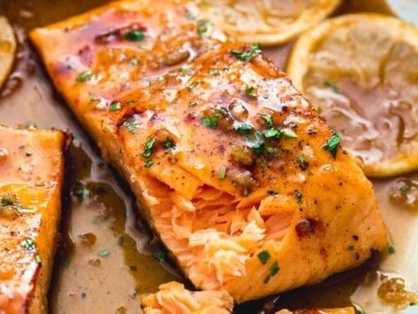 Easy Fish Dinners, Soy Glaze, Honey Garlic Salmon, Pan Fried Salmon, Garlic Salmon, Honey Soy, Honey Glaze, Fish Dinner, Salmon Recipe