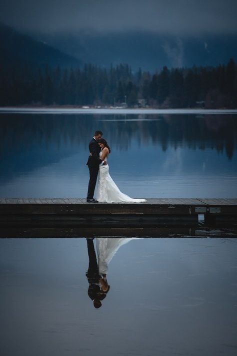 Breathtakingly romantic wedding portrait with epid water reflection | Image by Logan Swayze Photography   #weddingphoto #weddingportrait #coupleportrait #bride #groom #photography #weddingphotography #weddingphotographer #photography #weddingpic #weddingpicture #photographer Wedding Water Photoshoot, Evening Wedding Pictures, Wedding Photos By Water, Jetty Photoshoot, Water Wedding Photos, Wedding By The Water, Photo Water, Wedding Water, Amazing Wedding Photos