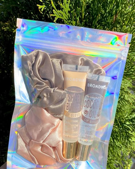 Lip Gloss Gift Ideas, Small Giveaways Ideas, Goodie Bag Ideas For Teens, Broadway Lip Gloss, Preppy And Aesthetic, Aesthetic Lipgloss, Girly Gifts Ideas, Lip Gloss Bundle, Diy Gifts To Sell