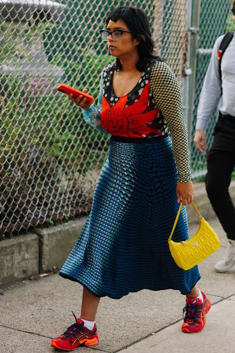 Bold Colors Outfits, Eclectic Outfits, Street Vibes, Gender Fluid Fashion, New York Fashion Week Street Style, Campaign Fashion, The Best Street Style, Street Style Trends, Urban Street Style