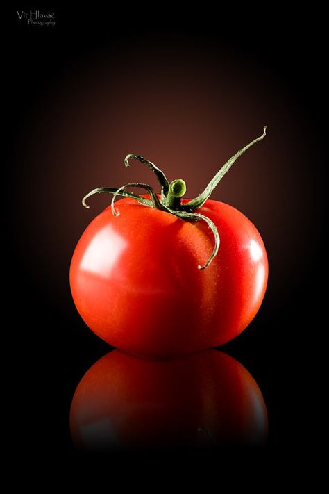 Tomato by Vít Hlaváč | via 500px: in category Food ift.tt/Sw… | Flickr Tomato Still Life Photography, Tomato Reference Photo, Tomato Pictures, Tomato Photography, Soup Recipes Tomato, Tomato Soups, Tomatoe Soup, Tomatoes Soup, Tomato Slice