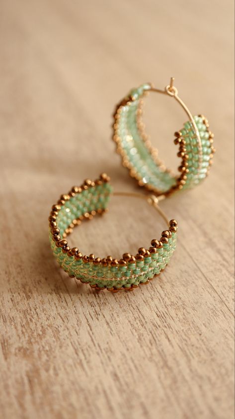 Brick stitch hoop earrings ~ Full Tutorial ✨ Beaded Wire Hoop Earrings, Wire Crochet Jewelry Patterns, Seed Bead Jewelry Tutorials Earrings, Beads Hoop Earrings, Brick Stitch Hoop Earrings Tutorial, Handmade Earrings With Beads, Bead Wrapped Hoop Earrings, Beading Earrings Tutorials, Diy Jewelry Tutorials Step By Step