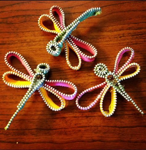 These zipper dragonflies are so simple and fun to make. Zipper Tutorial, Zipper Flowers, Zipper Crafts, Zipper Jewelry, Storage Cubes, Dragon Fly, Diy Projects To Try, Dragonflies, Sashiko