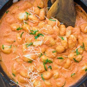 Gnocchi in Sun Dried Tomato Sauce Gnocchi Sauce, Gnocchi Dishes, Sun Dried Tomato Sauce, Vegetarian Italian, Easy Vegetarian Dinner, Dinner Today, Gnocchi Recipes, Easy Appetizer Recipes, Vegetarian Dinner