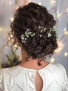 Very Curly Bridal Hair, Wedding Hairstyles Curly Hair Updo, Wedding Curly Bun Hairstyles, Bridal Style For Curly Hair, Wedding Dresses For Curly Hair, Curly Bun Hairstyles For Wedding, Curly Wedding Updo With Veil, Wedding Hairstyles For Curly Hair Updo, Party Hair For Curly Hair