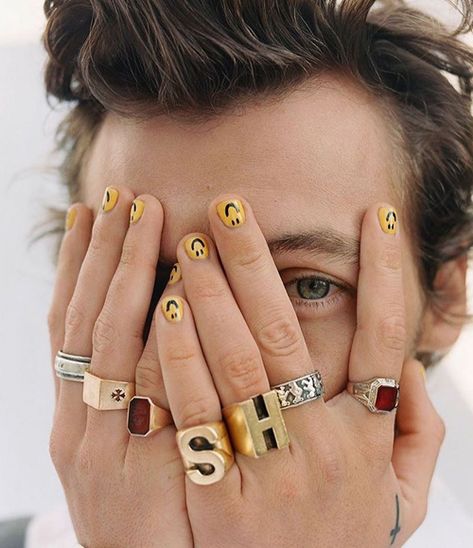 Harry Styles Nails, Mens Nails, Painted Nails, Christmas Nails Acrylic, Nails Polish, Nails 2020, Nail Paint, Cool Nail Art, Nail Polish Colors