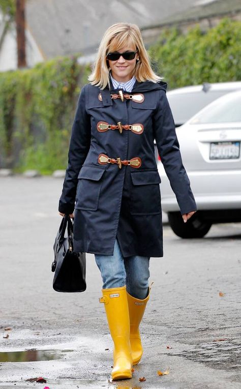 Reese Witherspoon from Celebrities Who Wear Hunter Boots on E! Online Yellow Rain Boots Outfit, Yellow Hunter Boots, Rain Boot Outfit, Yellow Rain Boots, Tall Hunter Boots, Yellow Boots, Wellies Boots, Classy Girl, Reese Witherspoon