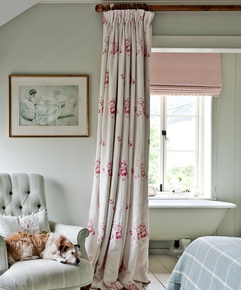 Small Cottage Interiors, French Country Curtains, Country House Bedroom, Modern Country Living, Country Style Curtains, Cottage Curtains, Country Cottage Interiors, Cottage Windows, Cottagecore Home